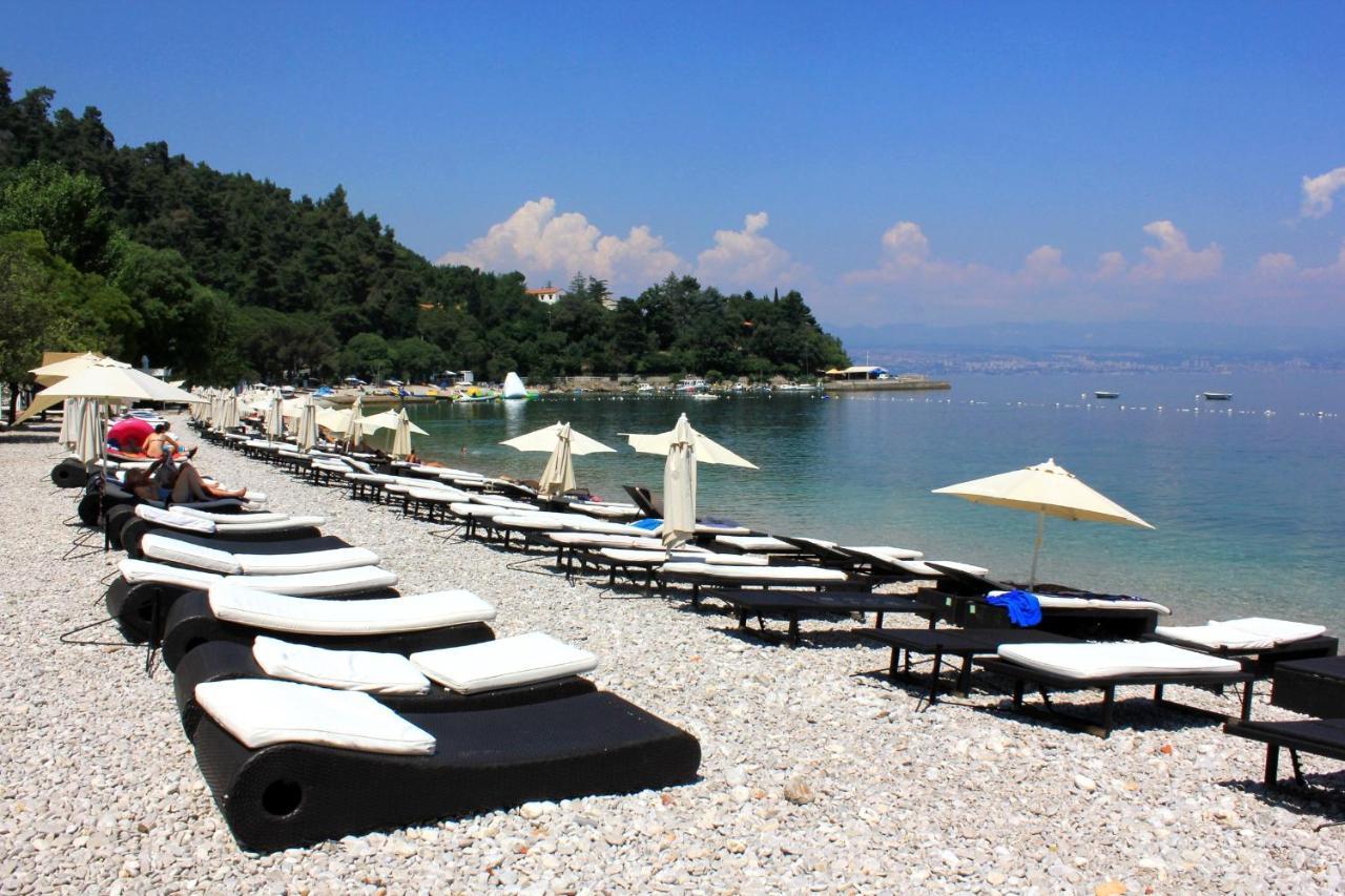 Apartments By The Sea Medveja, Opatija - 7720 Lovran Kültér fotó